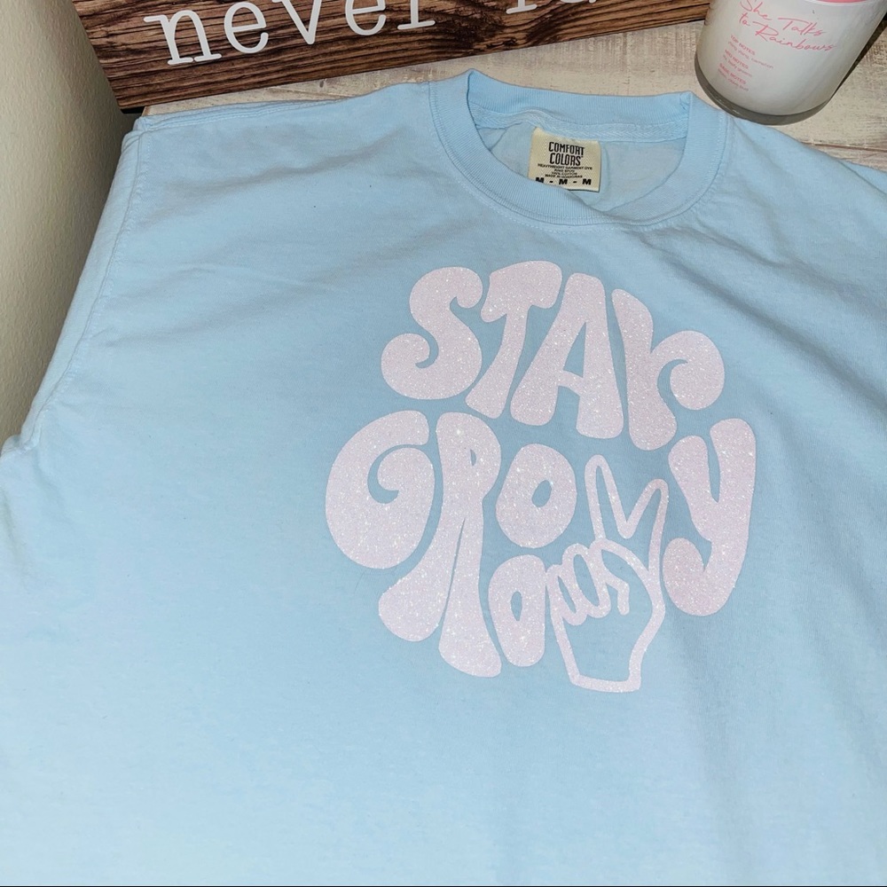 comfort color “stay groovy”😋✌🏽